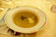 Soupe d''artichaut à la truffe noire, brioche feuilletée aux champignons et truffes