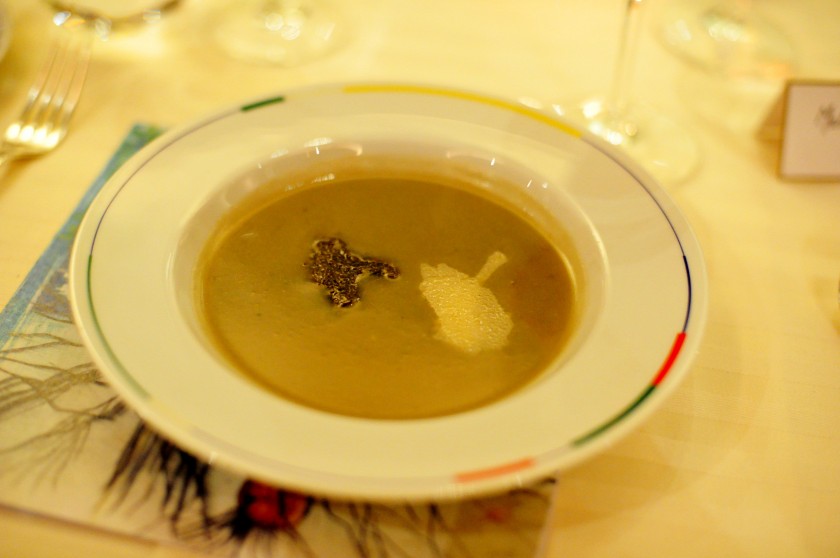Soupe d'artichaut à la truffe noire, brioche feuilletée aux champignons et truffes
